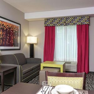 King Suite Hearing Access or Non-Smoking